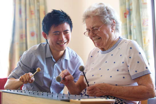 Ming Hung Hsu in a music therapy session with a resident
